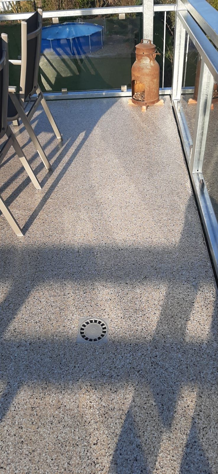 Auf dem Boden des Balkons befindet sich ein Abfluss.