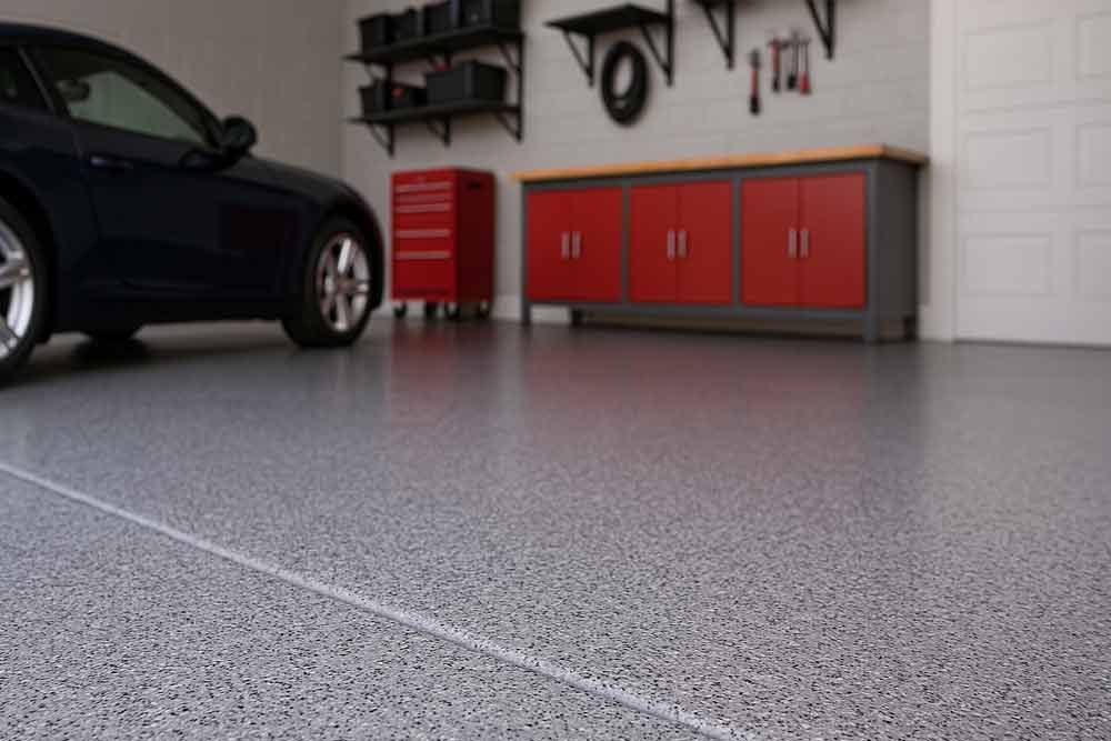 Ein Auto ist in einer Garage mit Betonboden geparkt.