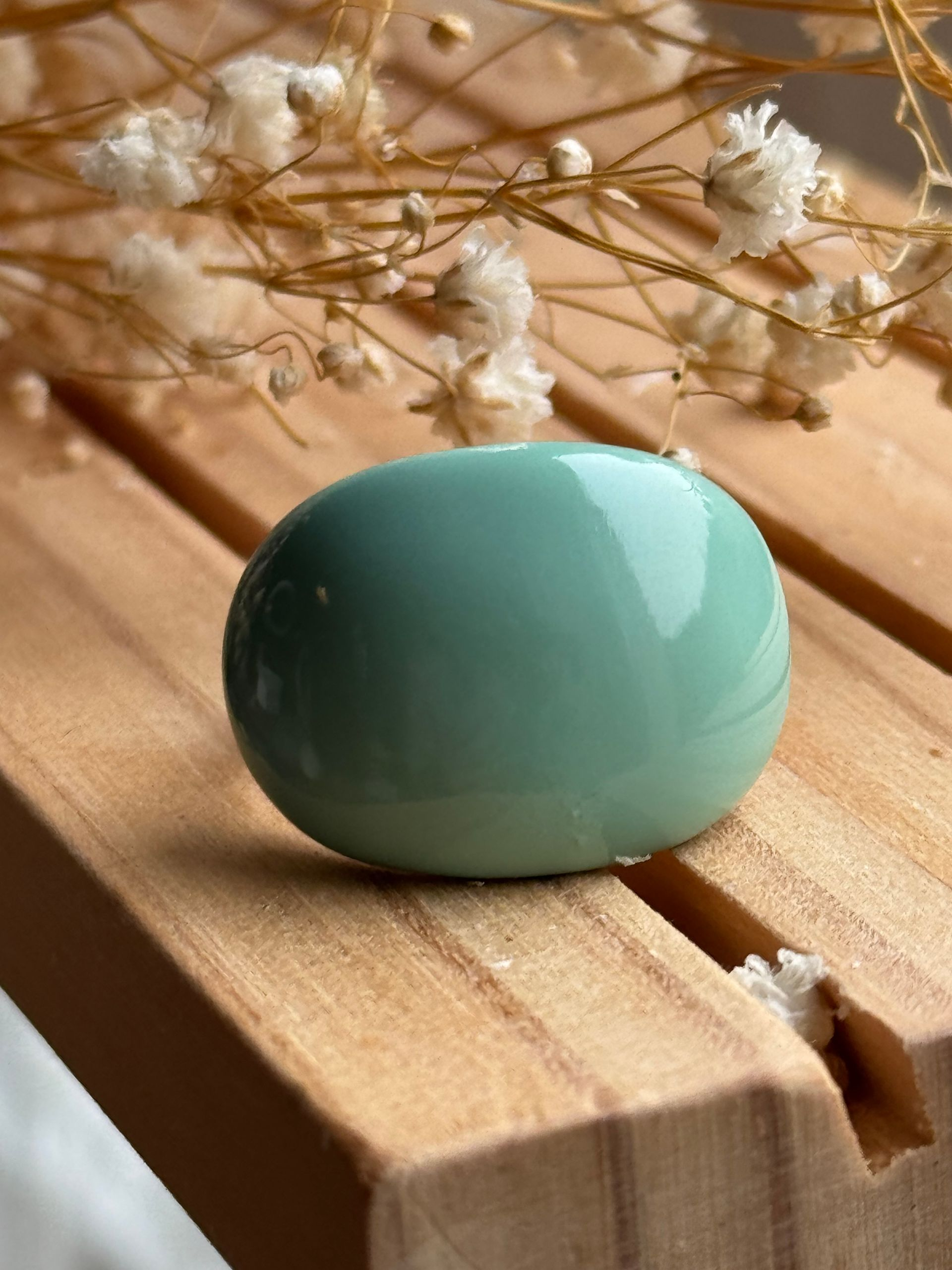 Un bague vert d'eau avec des fleurs blanche en arrière plan.