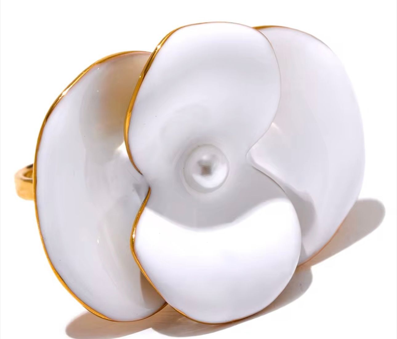 Bague en or ornée d'un motif de fleurs blanches, bordure en or.