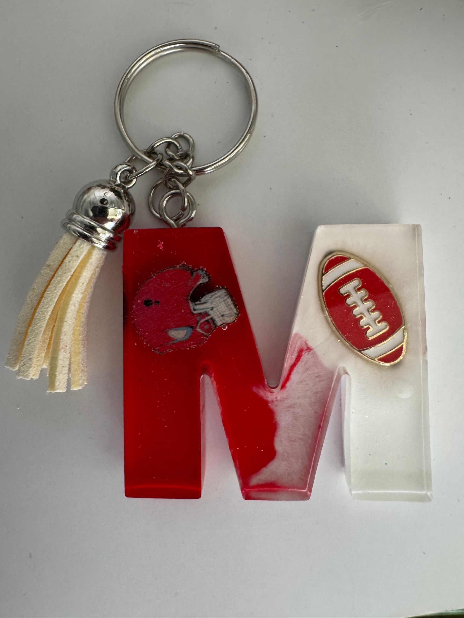 Porte-clés lettre  M  en résine rouge et blanche, casque de football américain, breloque en forme de ballon de football et pompon.