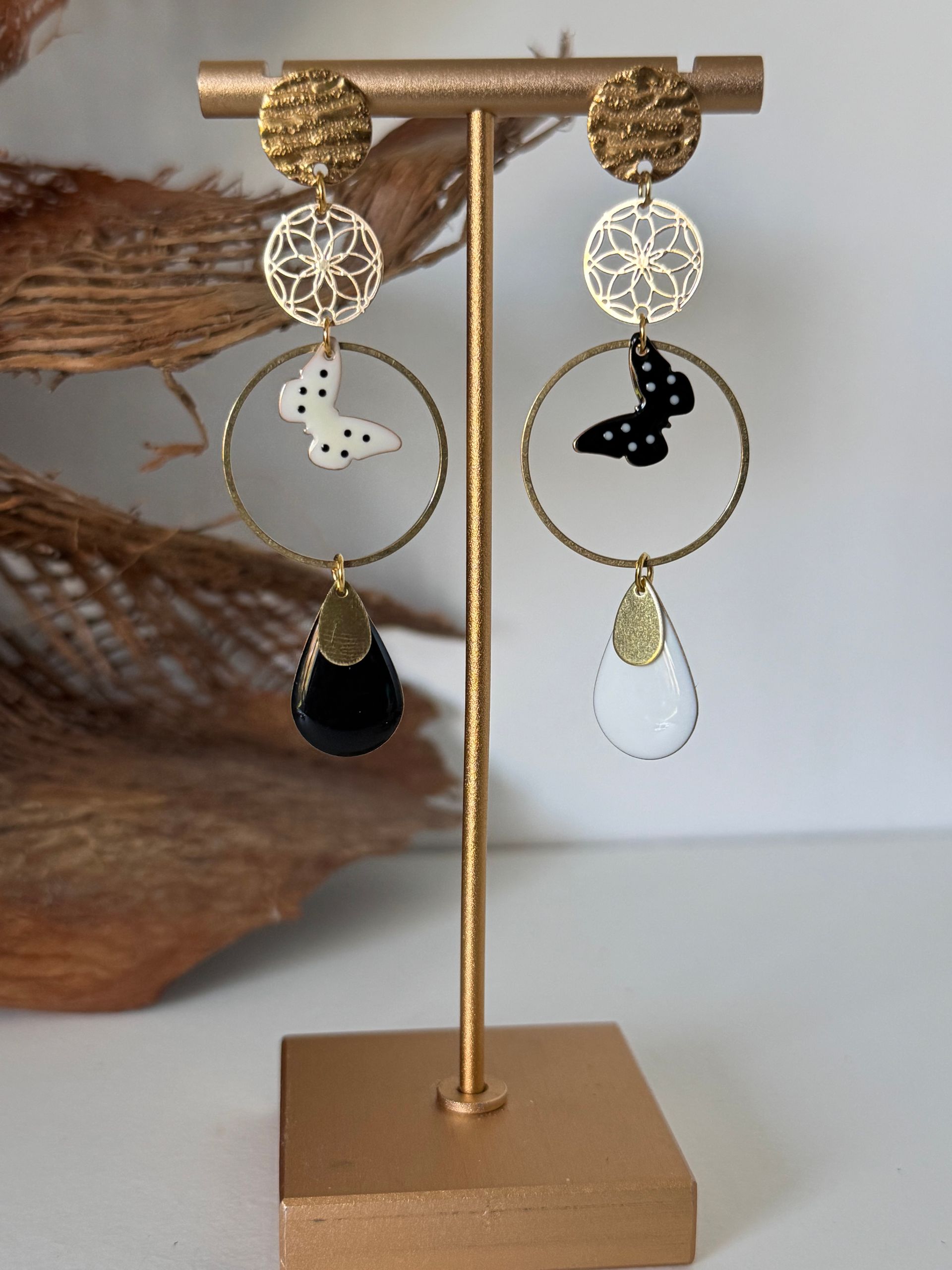 Boucles d'oreilles en or ornées de motifs ronds, en filigrane, en forme de papillon et de larme.