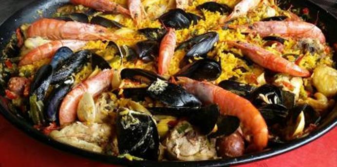 Paella Royale, cuisine traditionnelle espagnole, à Mimizan