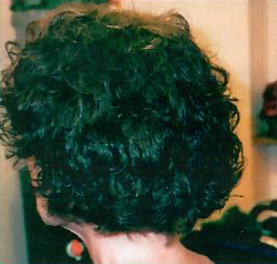 Volles, dunkles, lockiges Haar