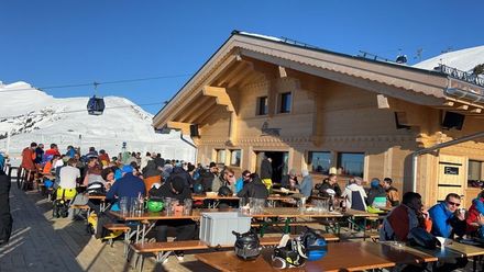 Aussenbereich von der Ötzi-Bar Lenk