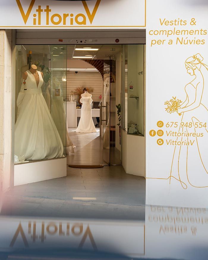 Escaparate de la tienda de novias VittoriaV con vestidos de novia en el escaparate.