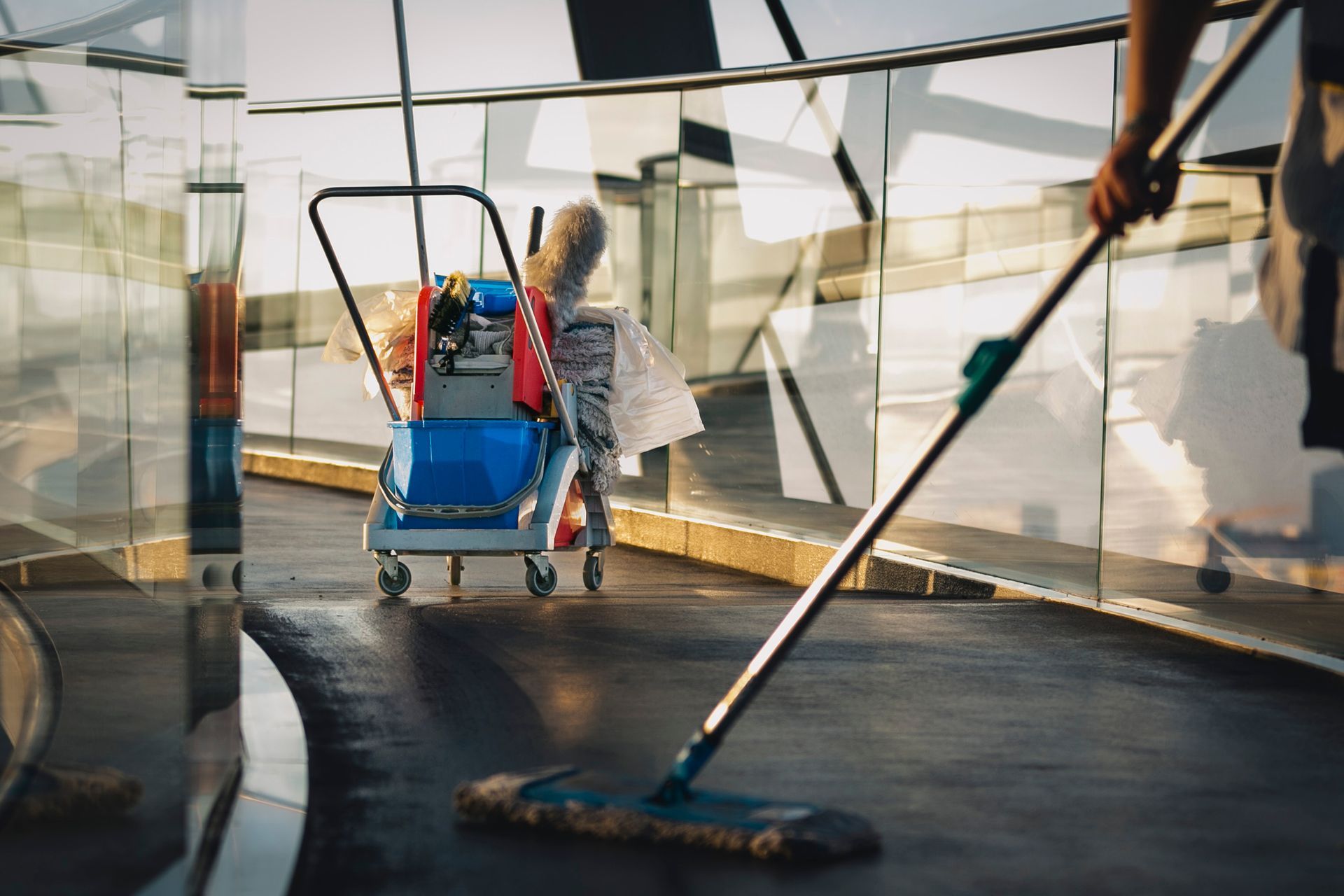 Eine Person besprüht einen Türgriff und ein Türschloss mit Desinfektionsmittel.