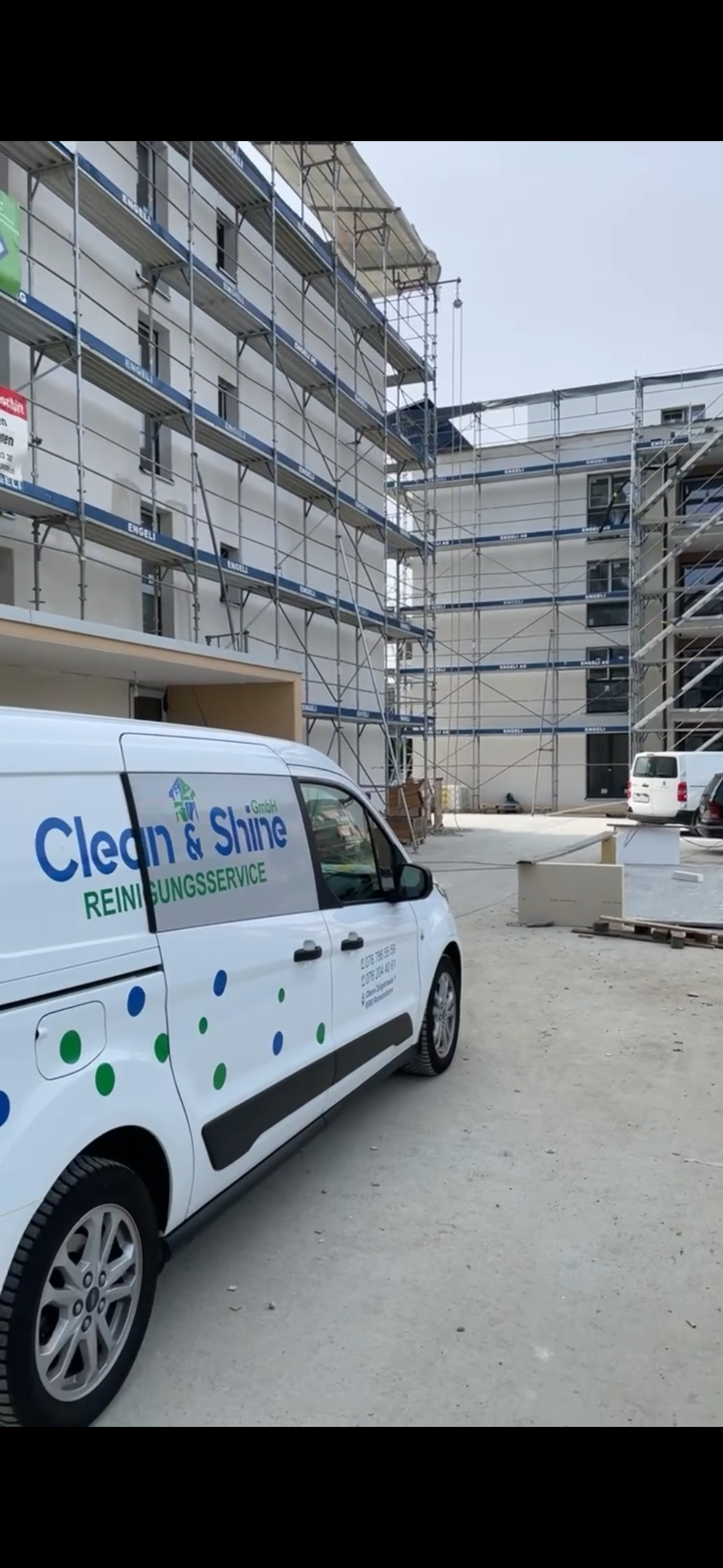 Eine Person besprüht einen Türgriff und ein Türschloss mit Desinfektionsmittel.