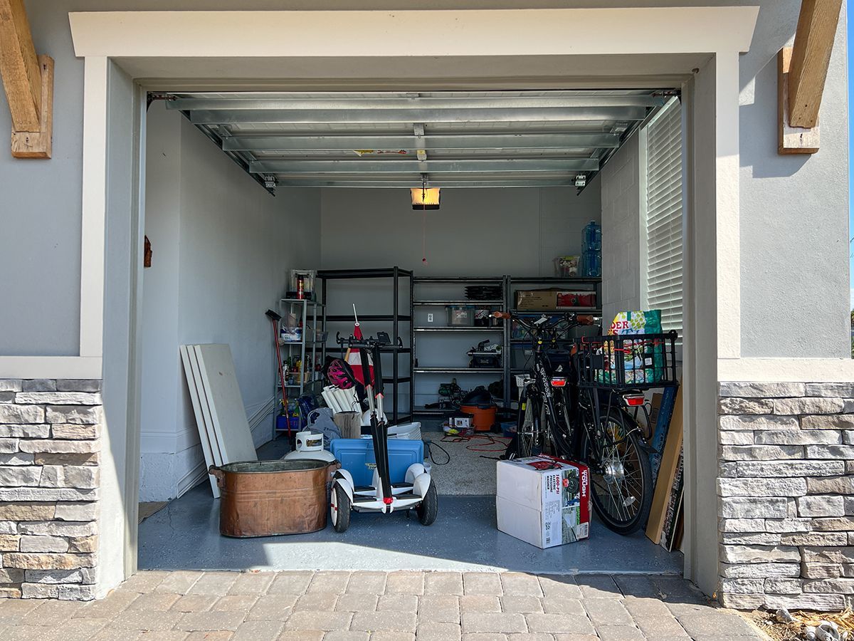 Un garage avec plein d'objets
