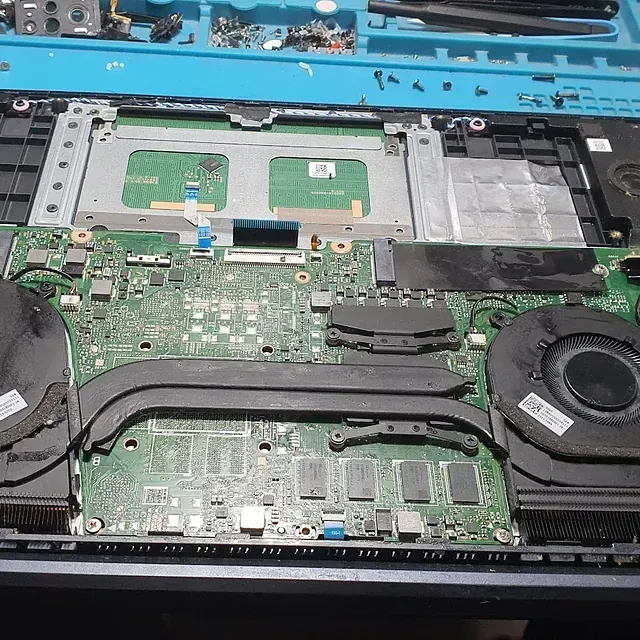 El interior de una computadora portátil con la placa base quitada