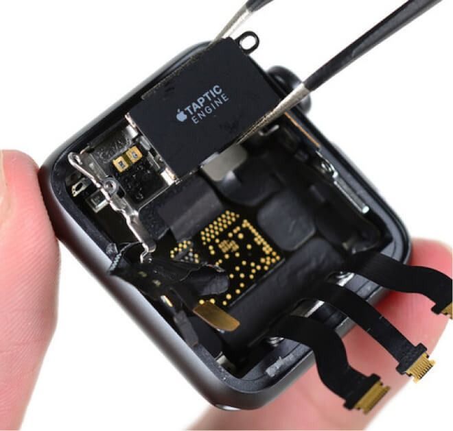 Una persona sostiene un dispositivo de motor táctico en su mano.