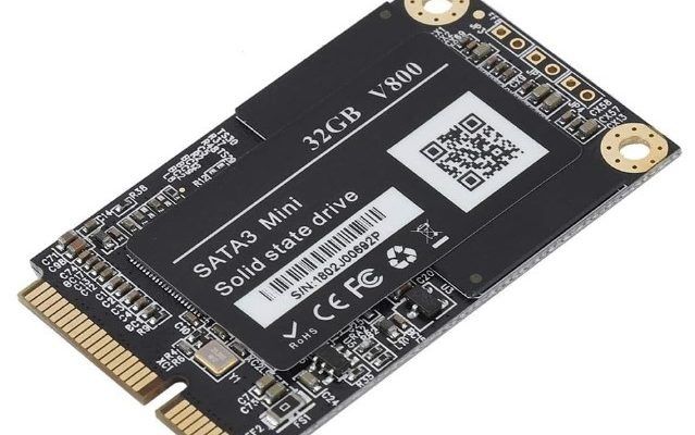 Una mini unidad de estado sólido SATA3 de 32 GB