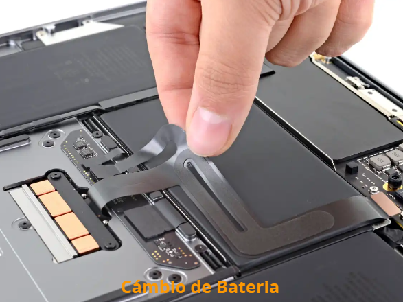 Una persona sostiene un trozo de cinta sobre una computadora portátil que dice cambio de batería