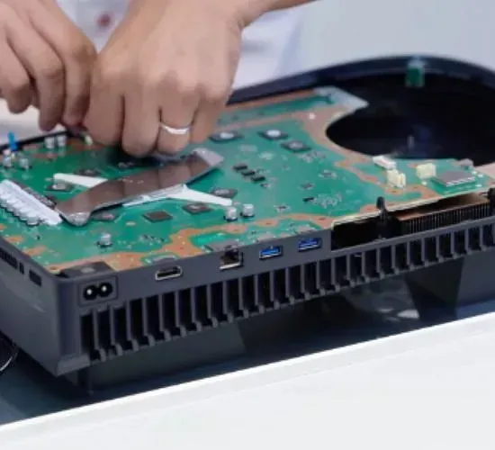 Una persona está cortando una placa base con un par de tijeras.