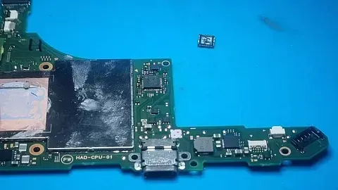 Un primer plano de una placa base sobre una superficie azul.