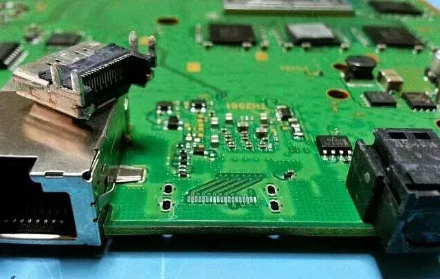 Un primer plano de una placa base con un conector en ella.