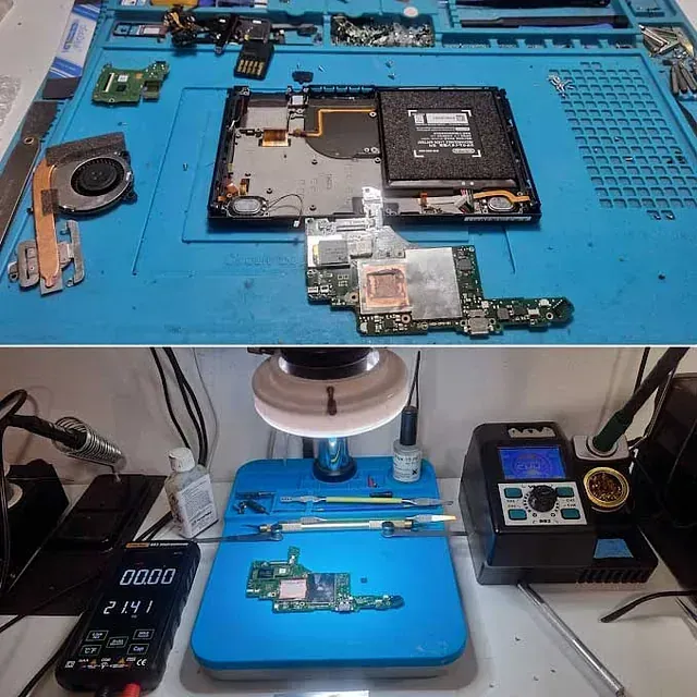 Un microscopio está situado encima de una estera azul.