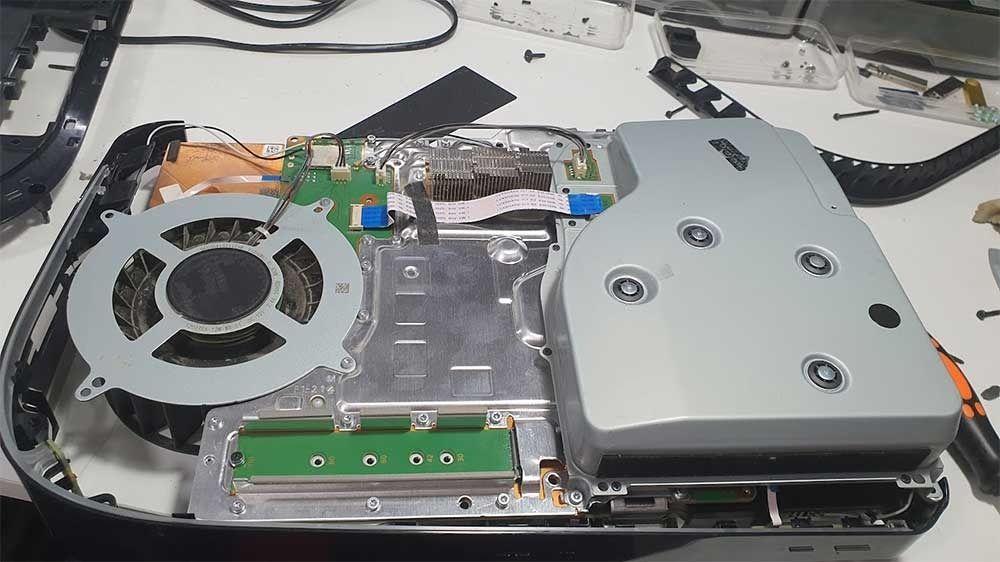 Se está desmontando el interior de una ps5 sobre una mesa.