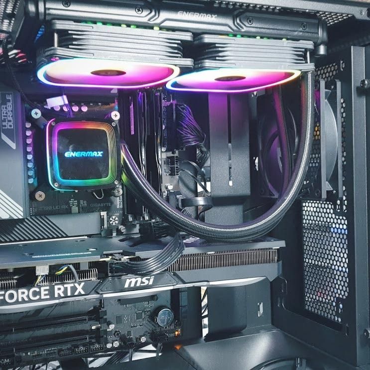 El interior de una computadora con una tarjeta gráfica msi