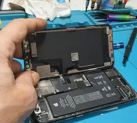 Una persona sostiene un teléfono celular en su mano.