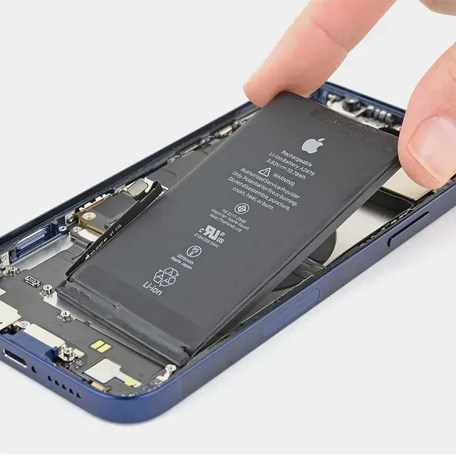 Una persona está sacando la batería de un iPhone.