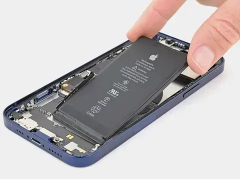 Una persona está sacando la batería de un iPhone.