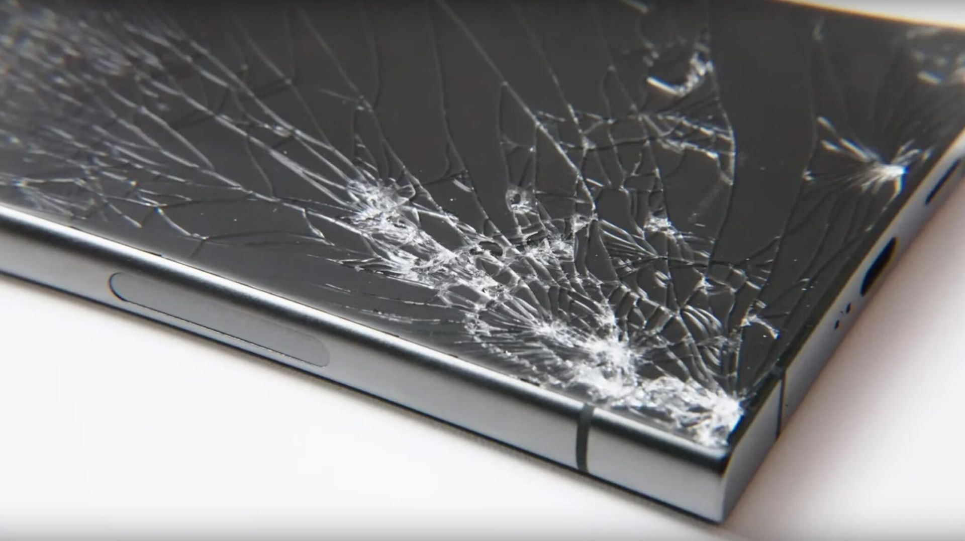 Una persona sostiene un teléfono celular sin la parte posterior.