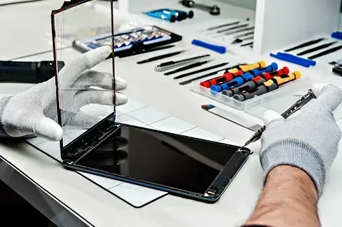 Una persona está fijando una tableta en una mesa.