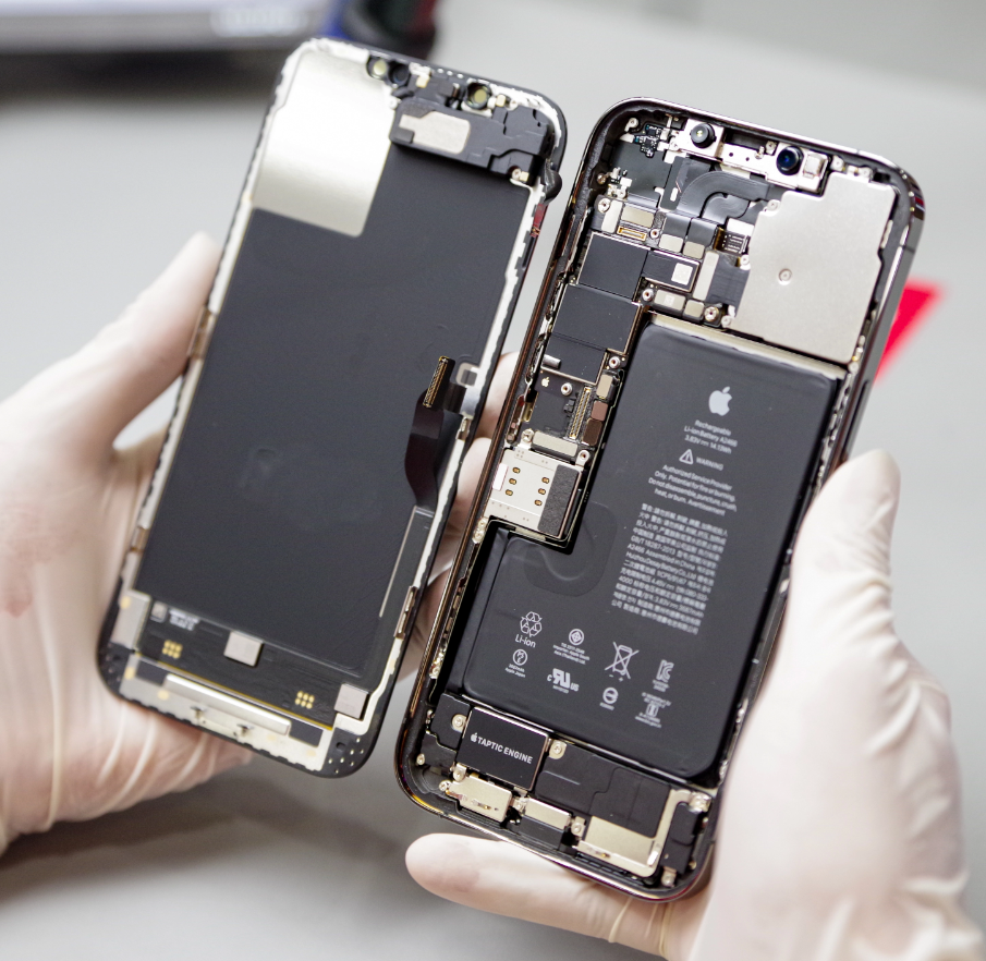 Una persona sostiene un teléfono celular sin la parte posterior.