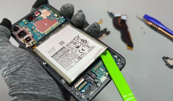 Una persona está sacando la batería de un iPhone.