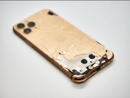 Un iPhone roto yace sobre una superficie blanca