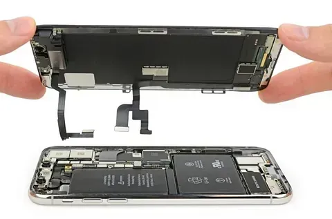 Una persona sostiene un teléfono celular sin la parte posterior.