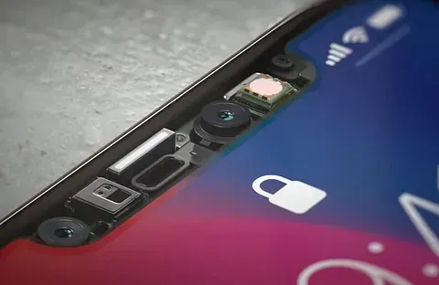 Un primer plano de un teléfono celular con una cámara.