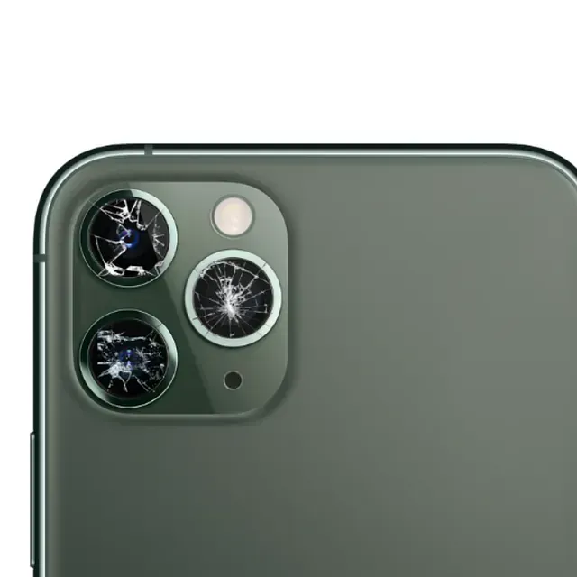 La parte trasera de un iPhone con una lente de cámara rota.