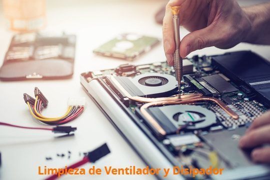 Una persona está trabajando en una computadora portátil con un destornillador.