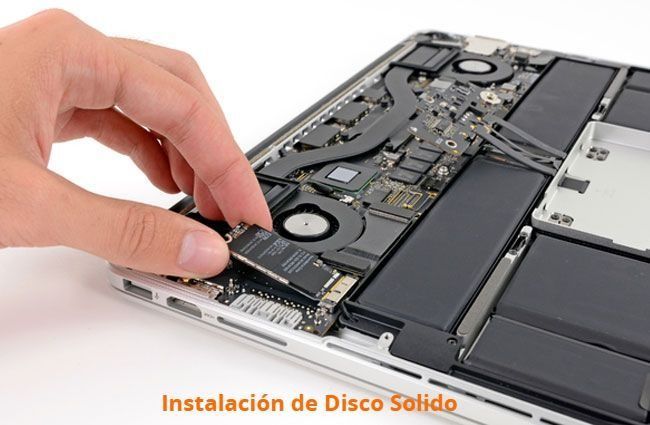 Una persona está instalando una unidad de estado sólido en una computadora portátil.