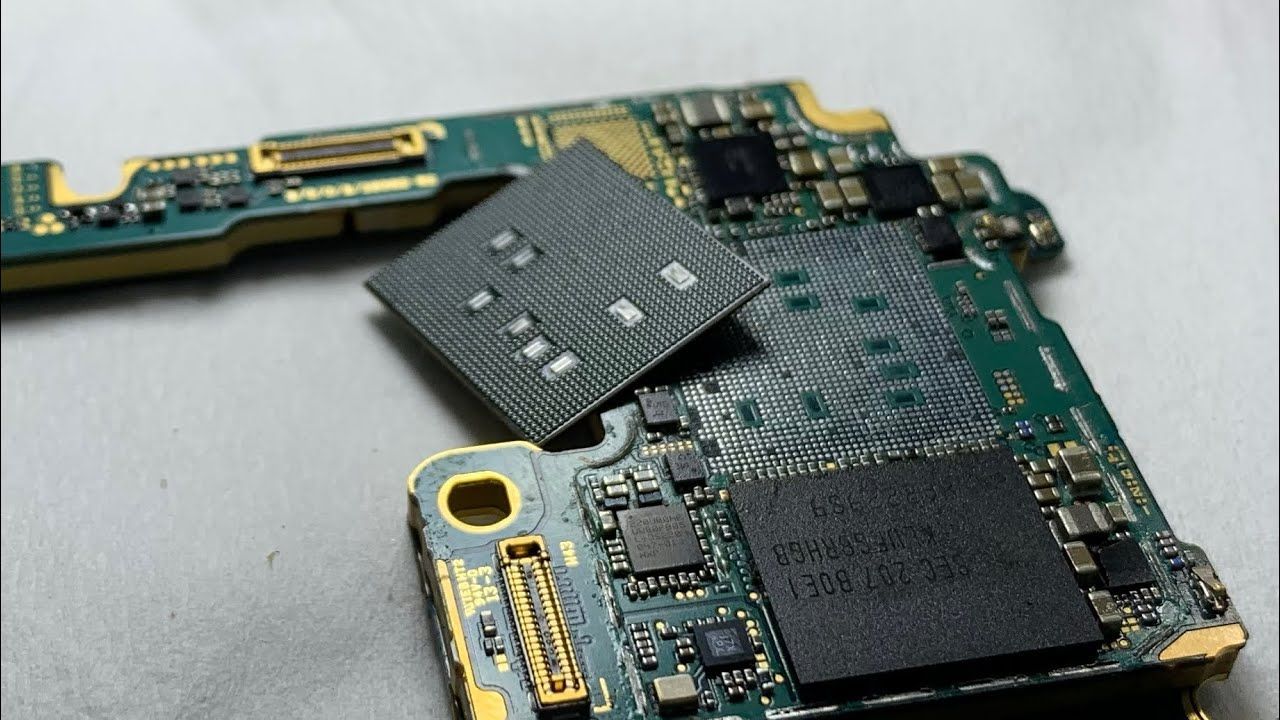 Un primer plano de un iPhone roto sobre una mesa.