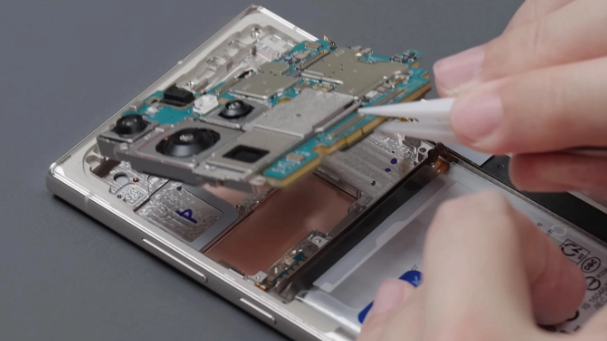 Un primer plano de un iPhone roto sobre una mesa.