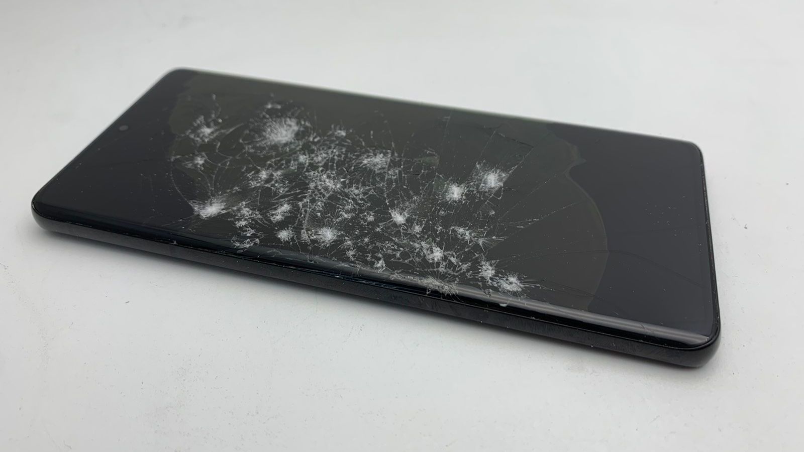 Una persona sostiene un teléfono celular sin la parte posterior.