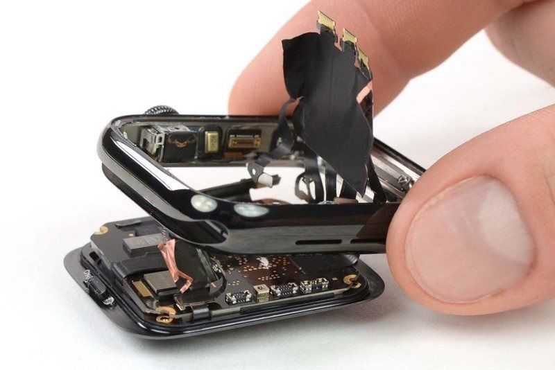 Una persona sostiene un reloj que se está desmontando.