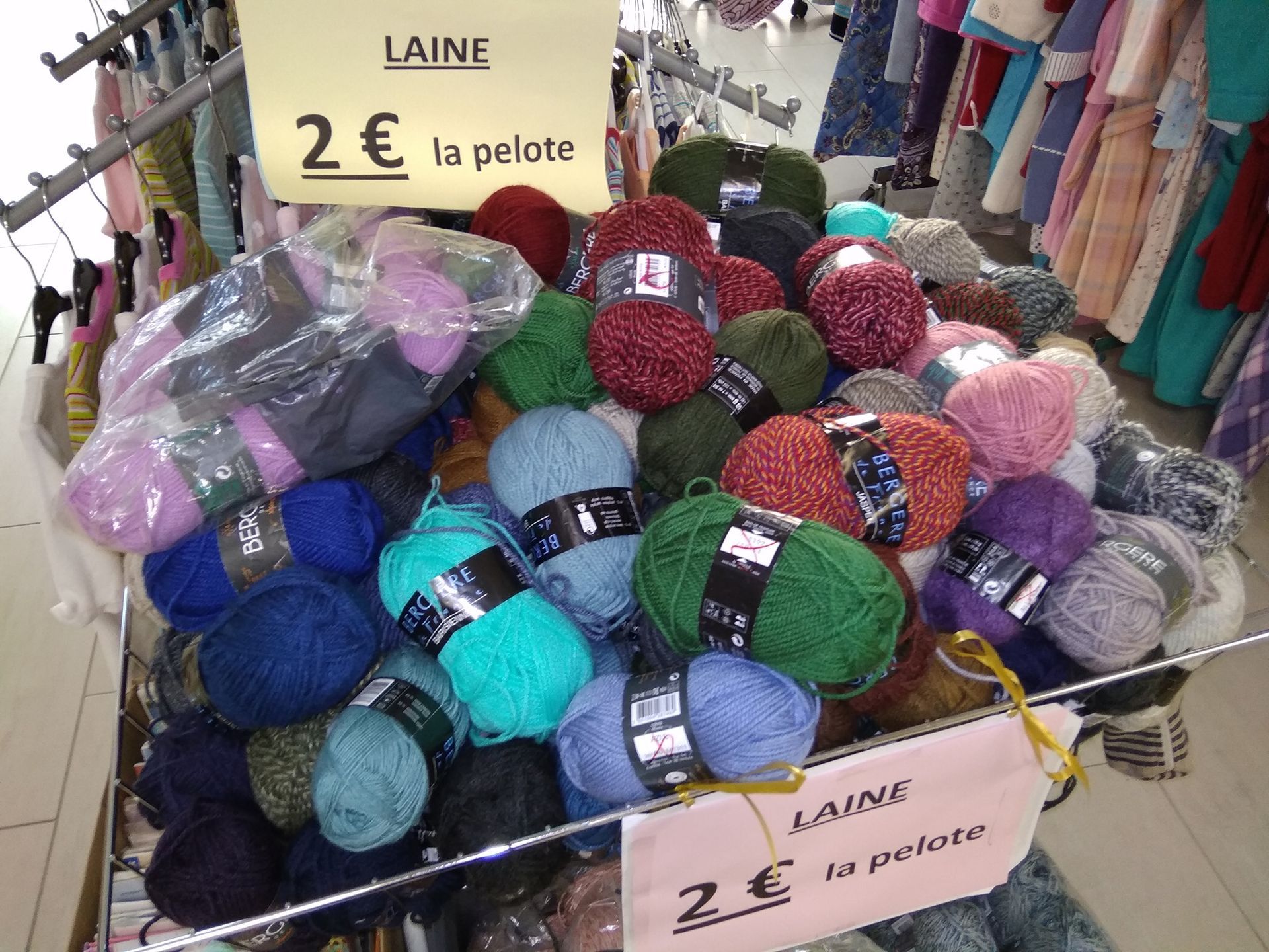 Bac avec différentes pelotes de laine, vendues 2 € la pelote.