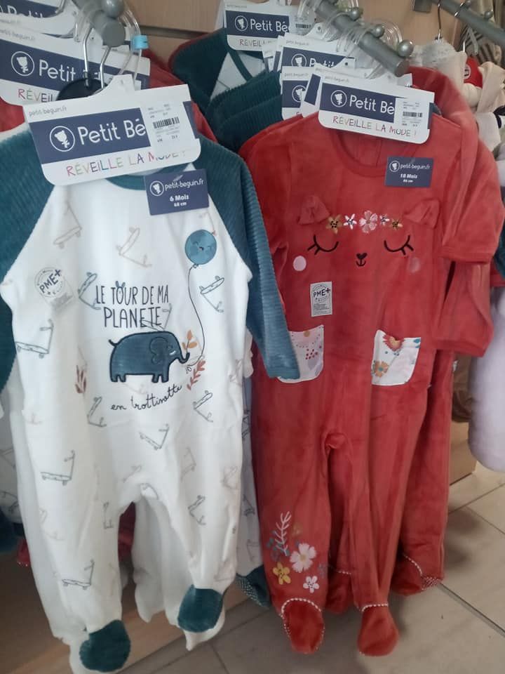 Pyjama pour enfant, l'un bleu avec un éléphant, l'autre rouge avec le visage d'un chat.