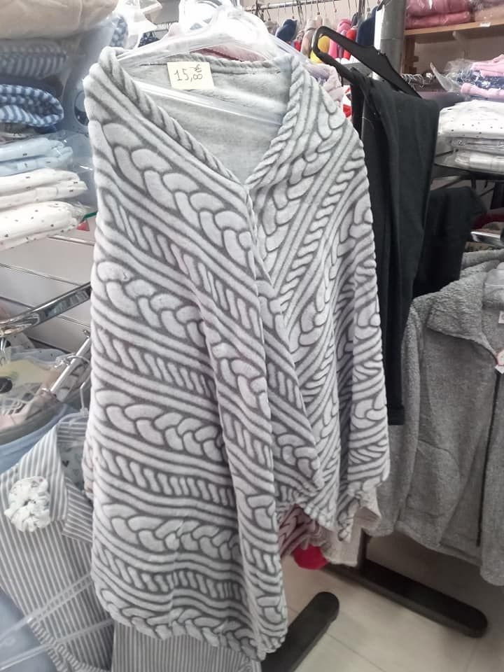 Poncho gris et blanc pour l'intérieur.