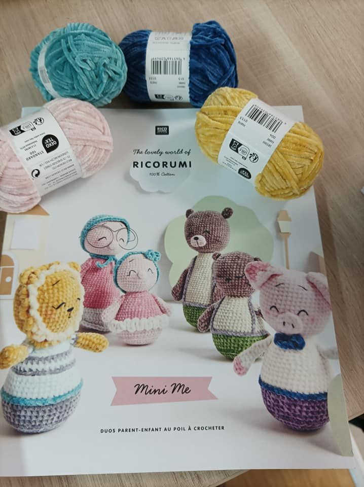 Livre sur le crochet avec des pelotes pour le crochet autour.