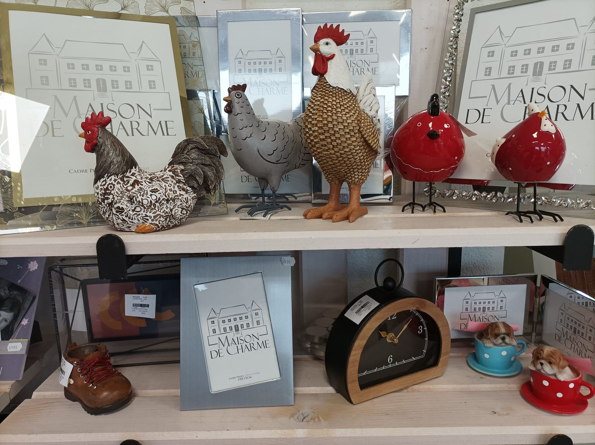 Statuettes en forme de poules et cadres déco.