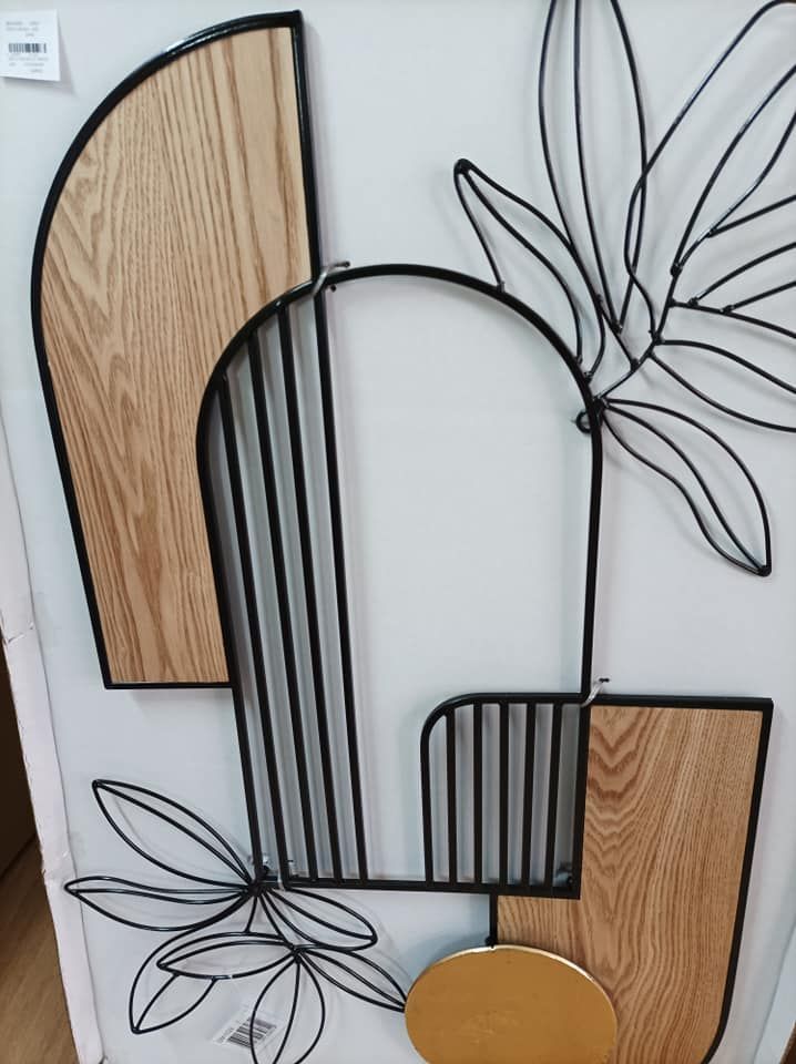 Décoration murale en fer forgé et bois.