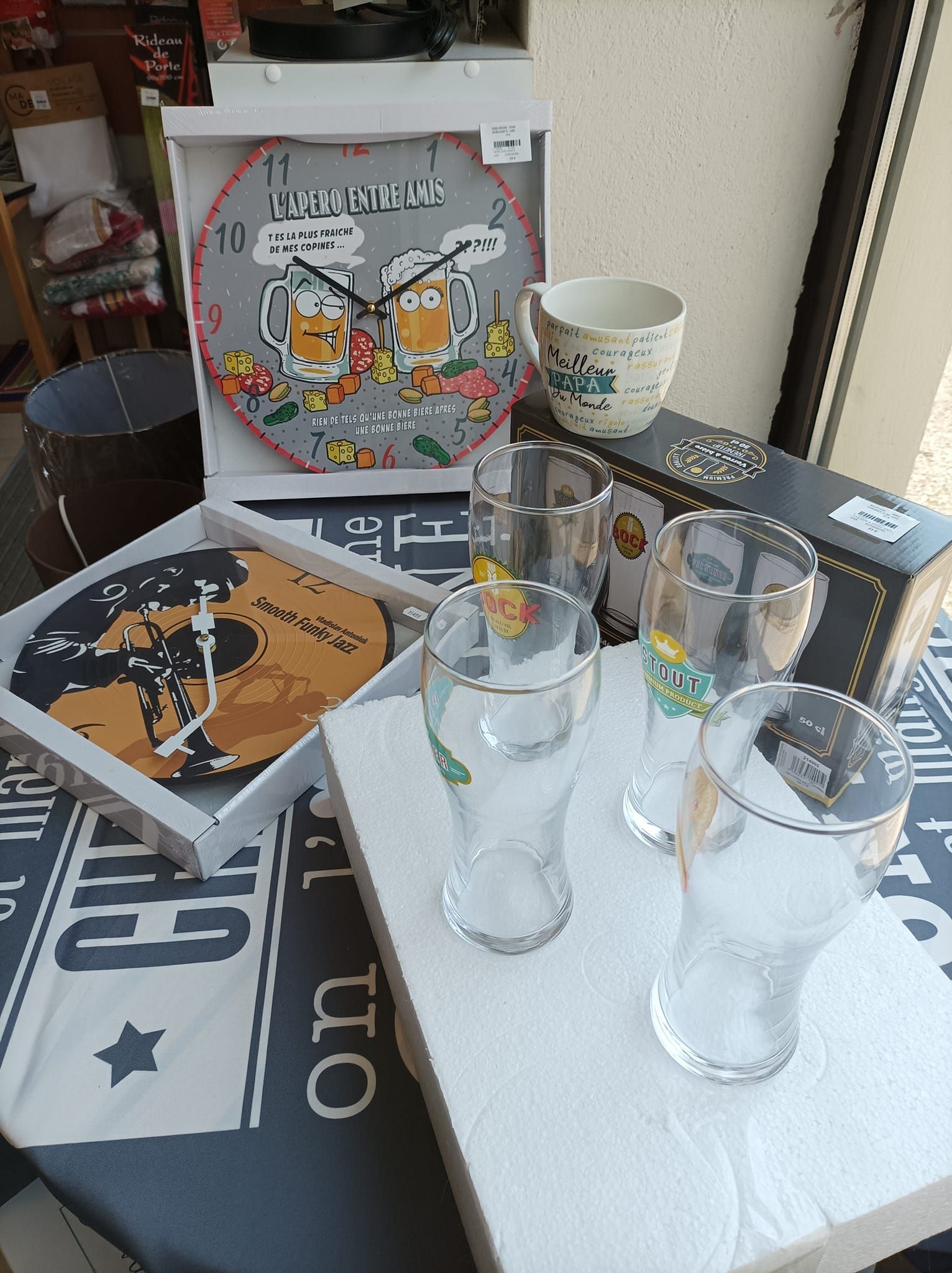 Verres de bière et décoration autour du thème de l'apéritif.