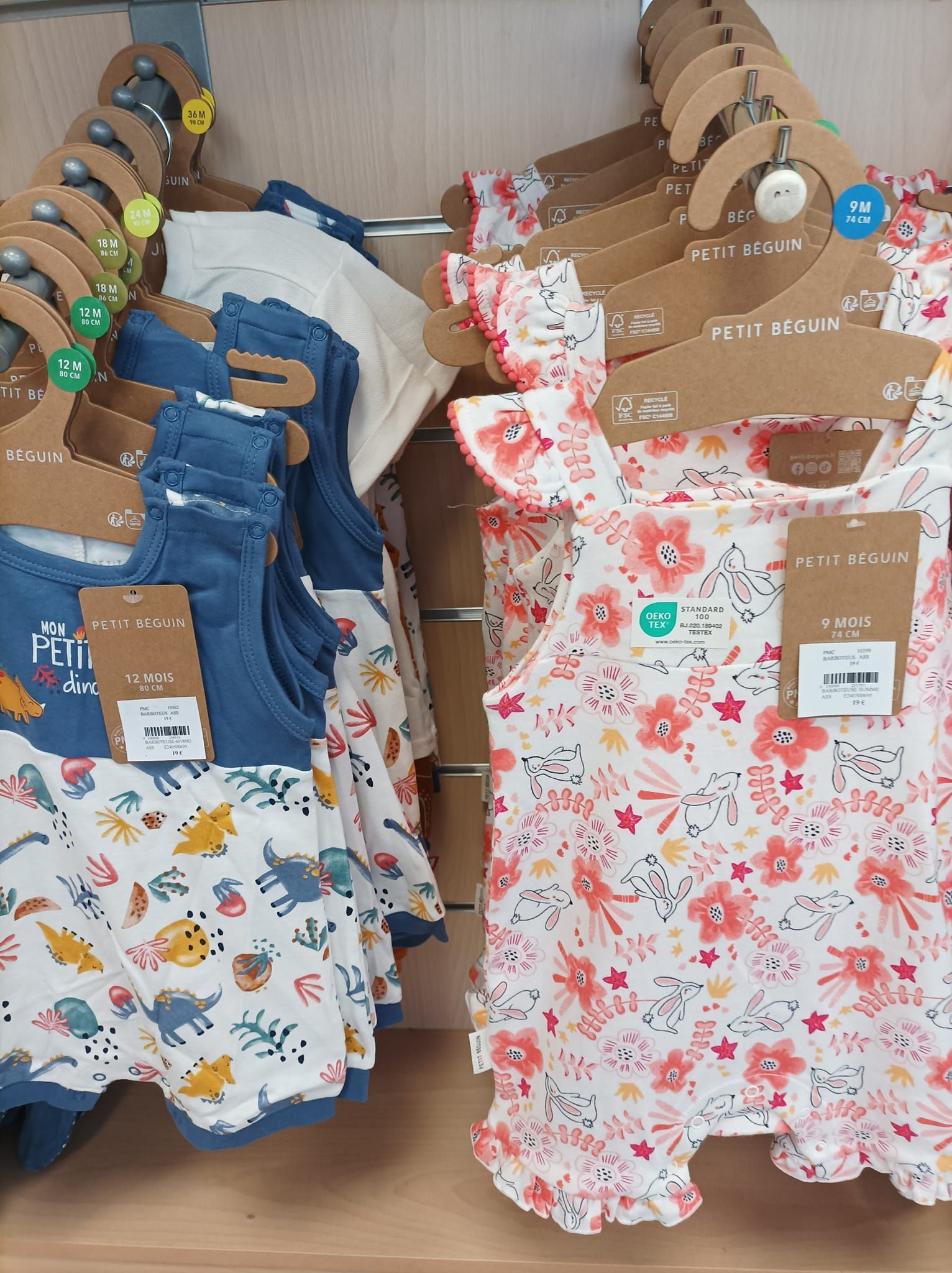 Ensemble de tenues pour enfants, l'un avec des motifs de dinosaure, l'autre avec des motifs floraux.