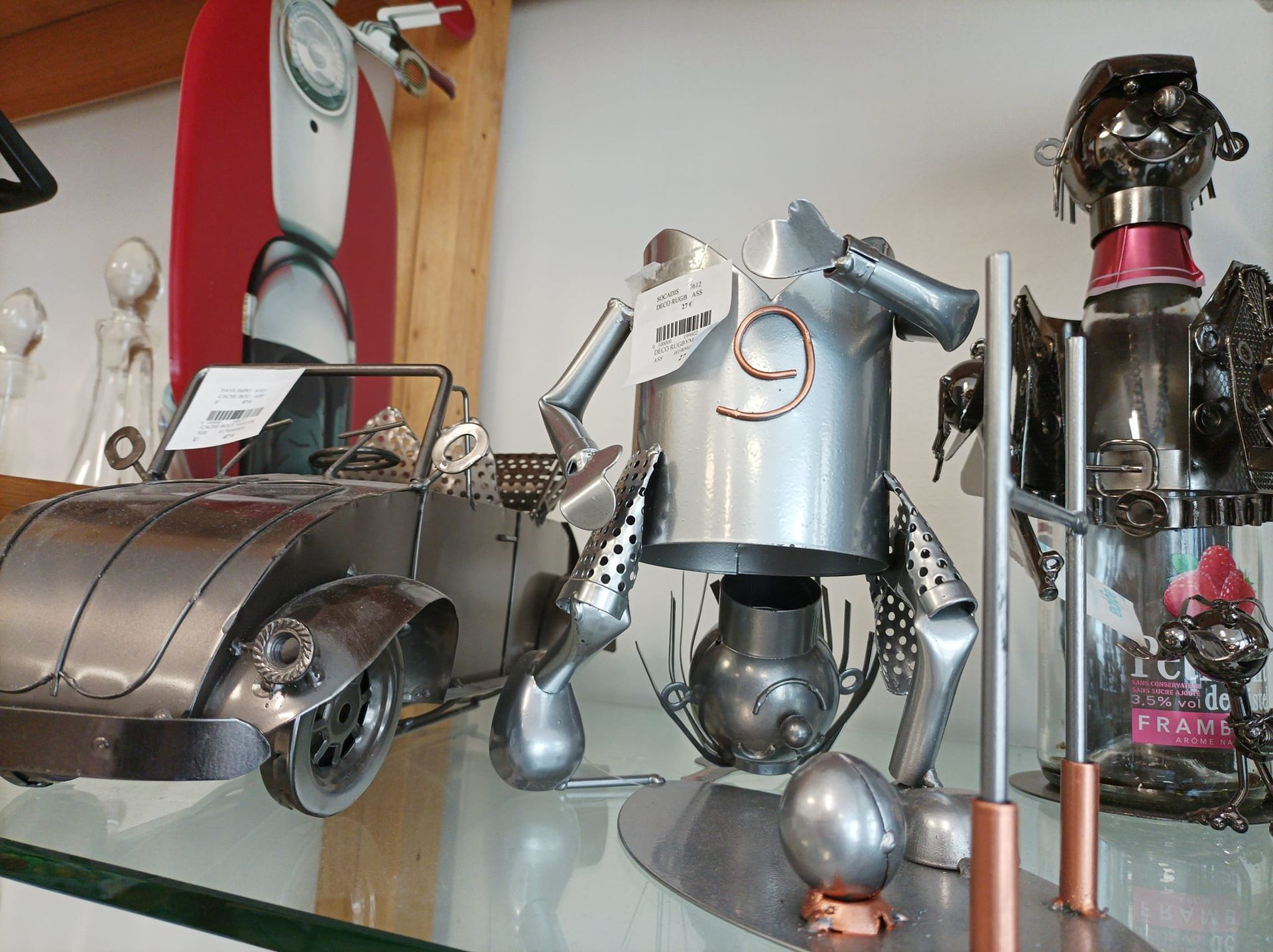 Objets décoratifs avec différents métaux, composant une voiture et un personnage.