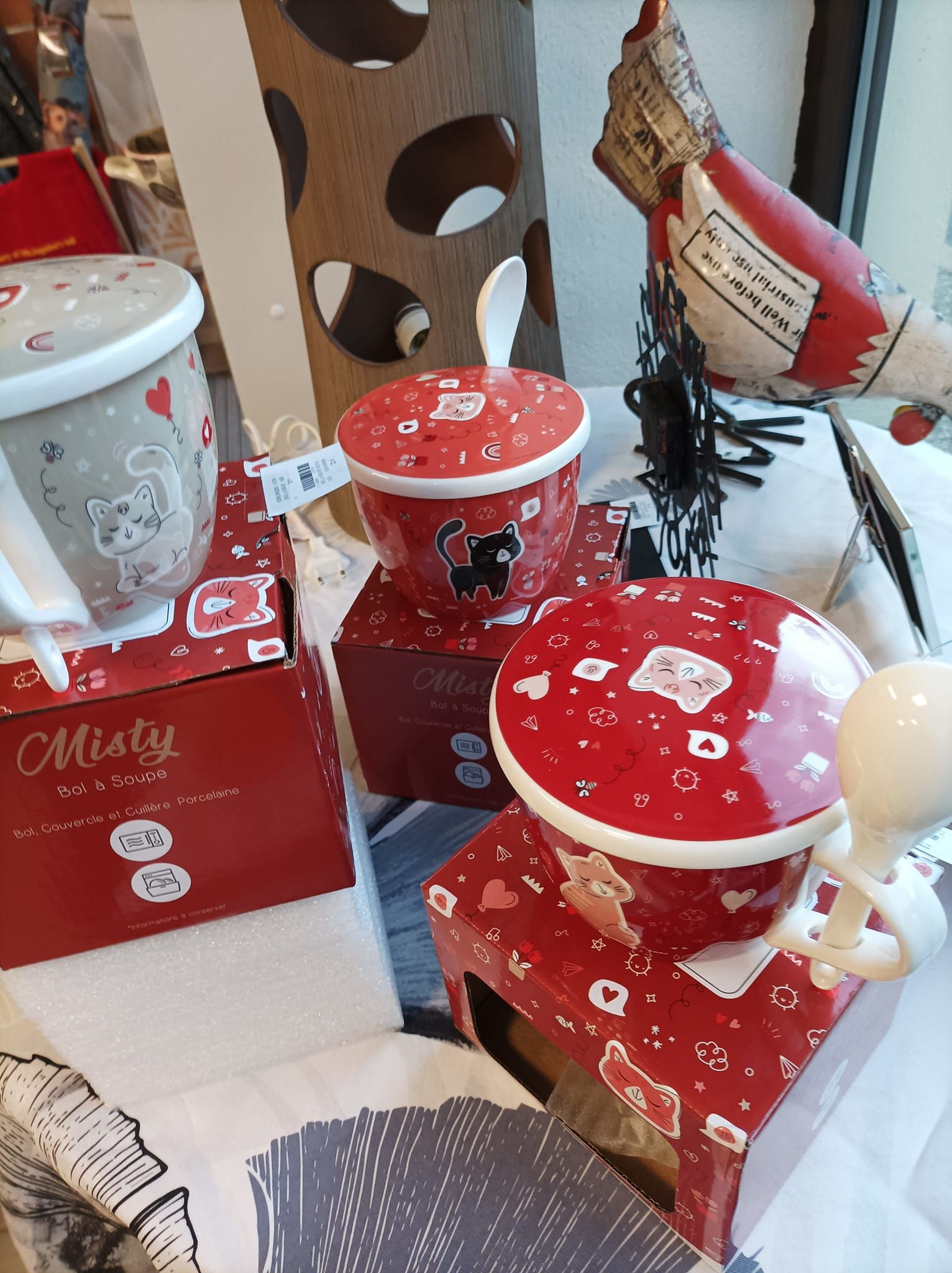 Vaisselle rouge avec des motifs de cœur et de chat.